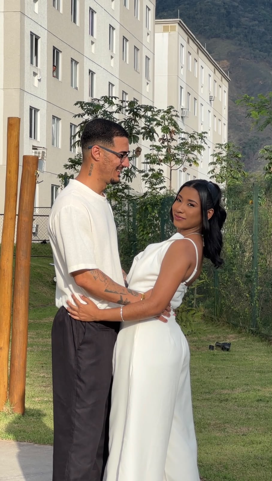 Juan e Juliana abraçados