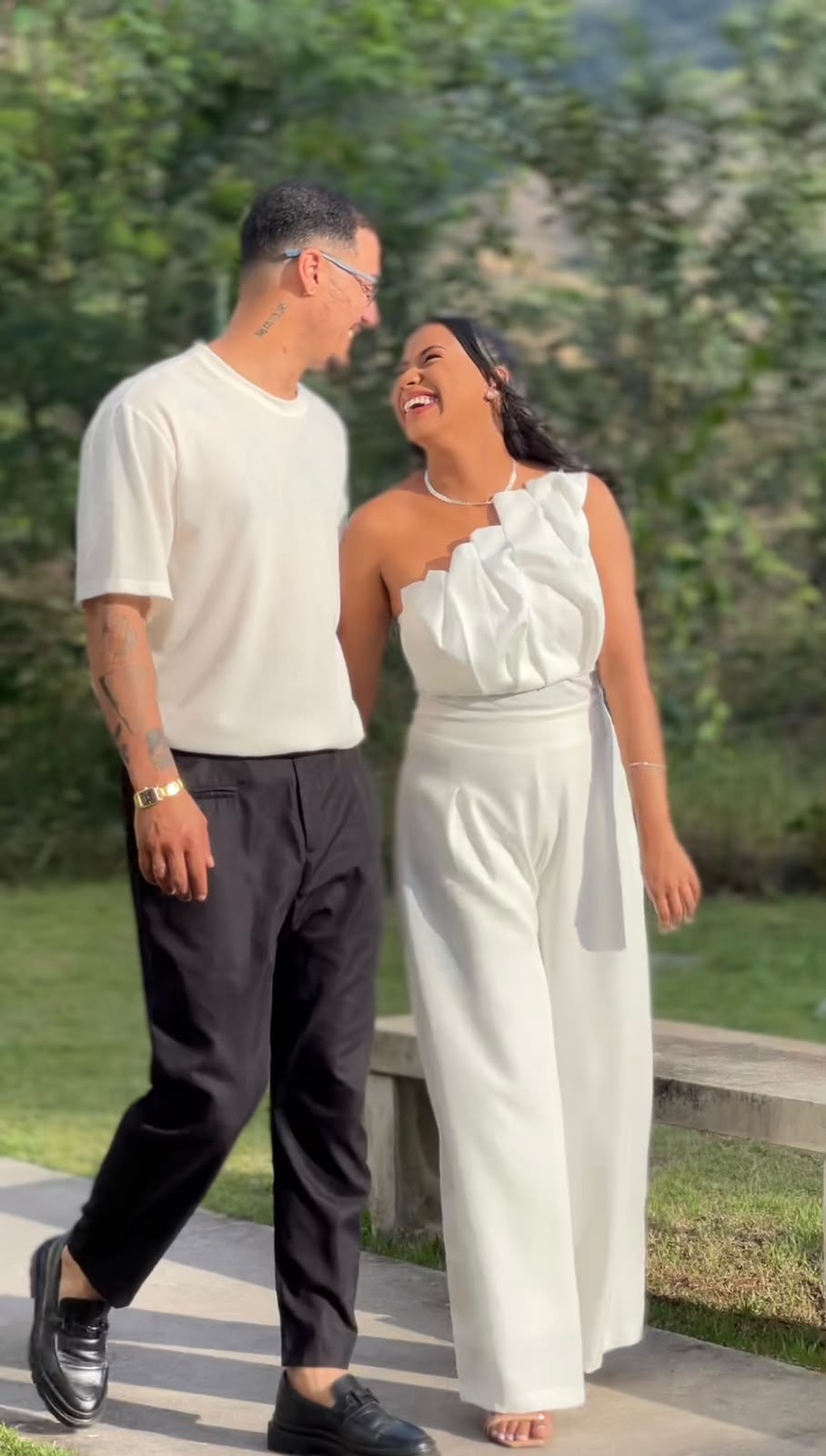 Juan e Juliana caminhando juntos