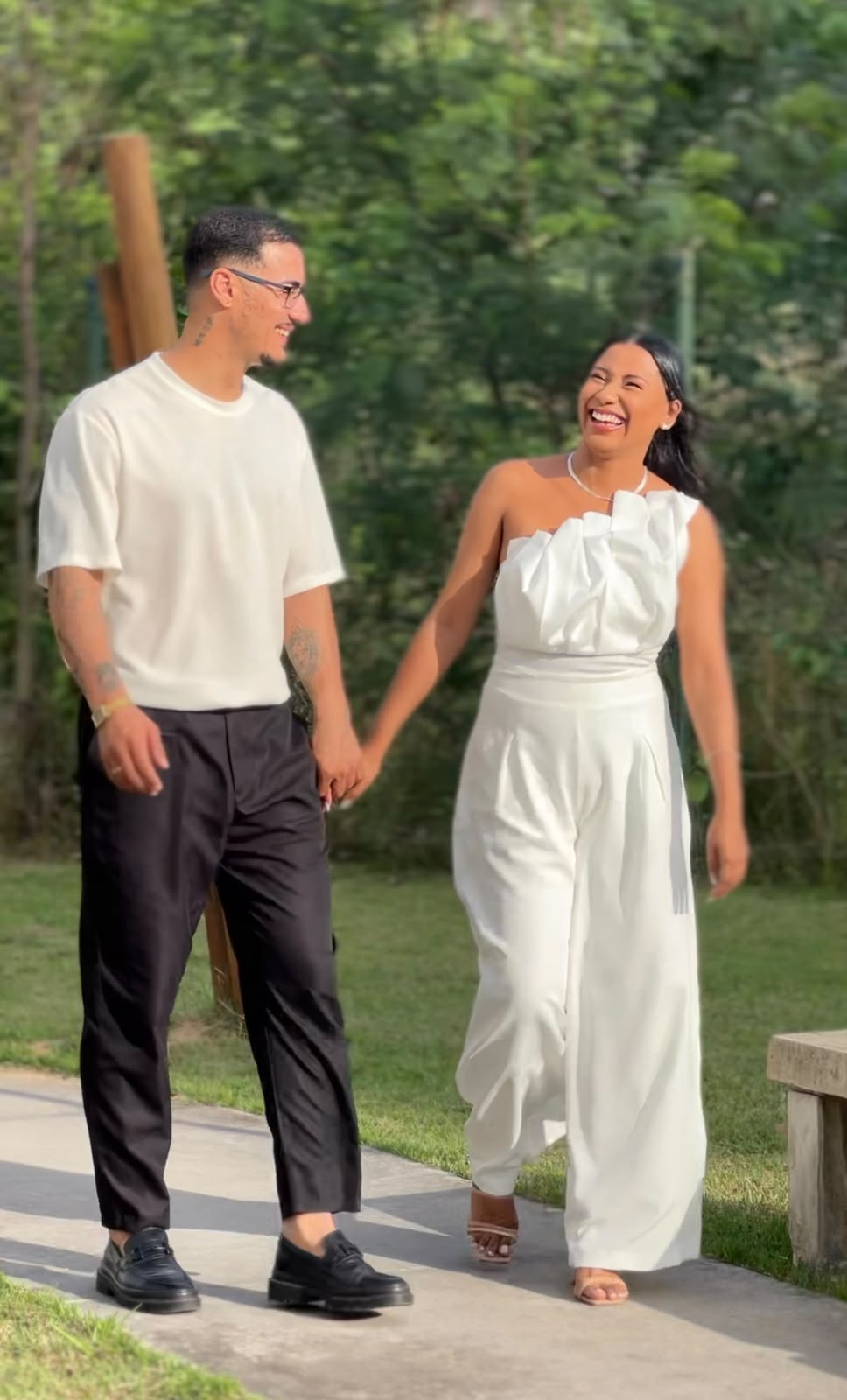 Juan e Juliana caminhando e sorrindo