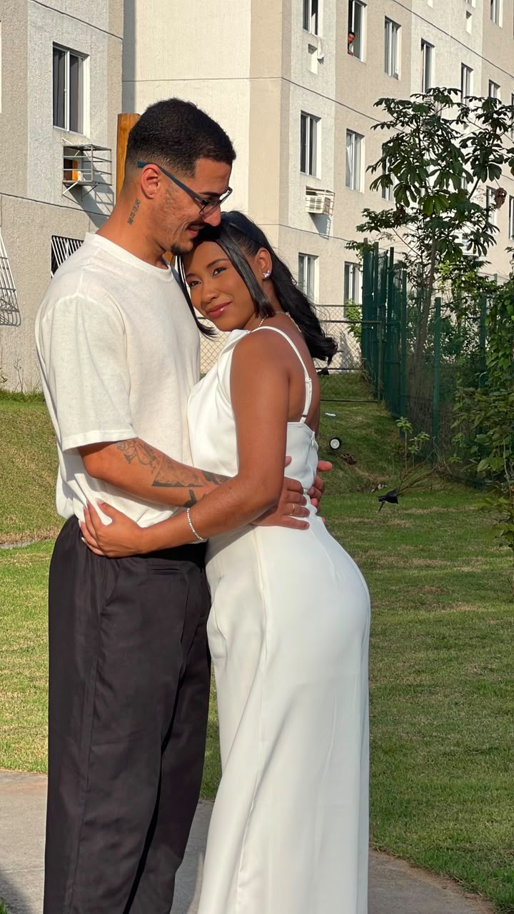 Juan e Juliana em um abraço